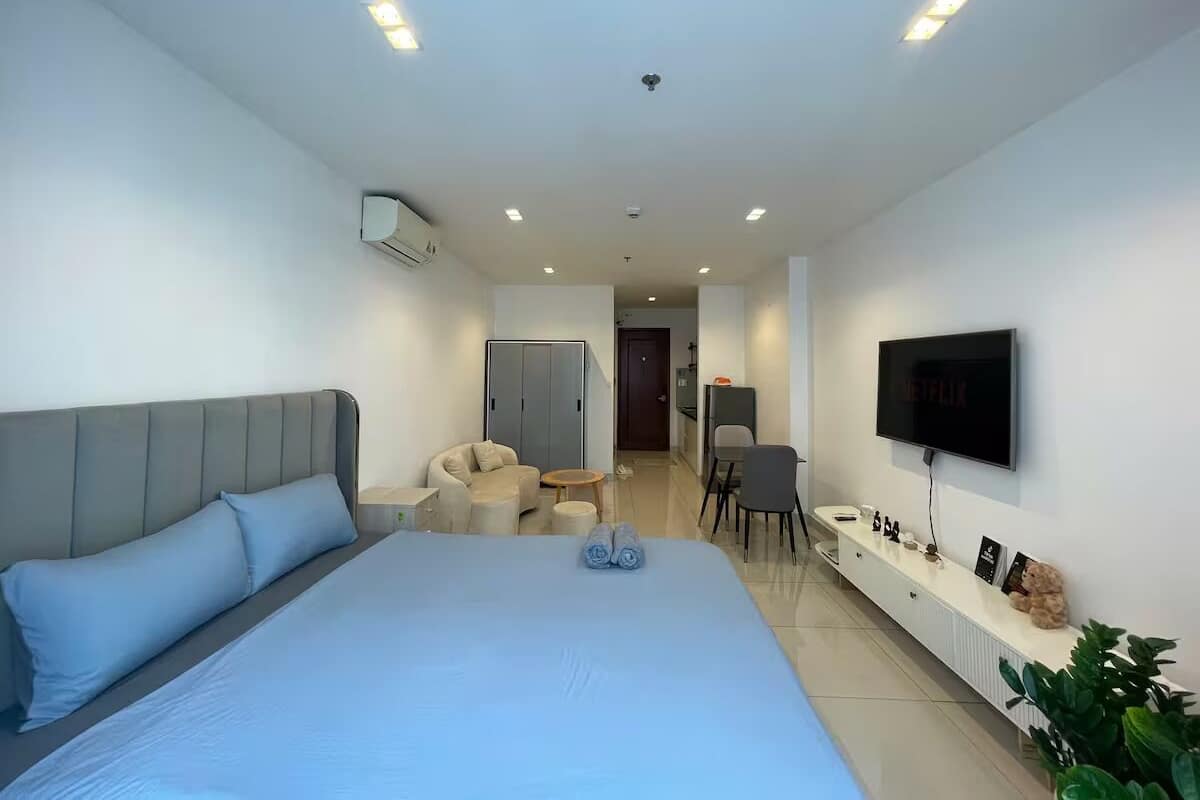 Apartamento superior, 1 cama King, sacada, vista para a piscina | Frigobar (abastecido com itens grátis), individualmente mobiliados