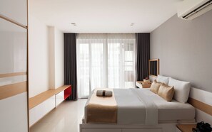 이그제큐티브 아파트, 침대(여러 개), 발코니, 수영장 전망 | 무료 미니바, 각각 다르게 가구 비치, 책상, 노트북 작업 공간