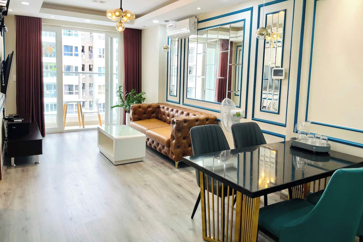 Apartamento família, 2 quartos, sacada, vista para a piscina | Área de estar | TV LED 50 polegadas com canais digitais