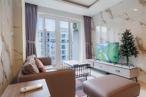 Căn hộ dành cho gia đình, ban công, quang cảnh hồ bơi | Khu phòng khách | TV LED 50-inch có truyền hình kỹ thuật số 