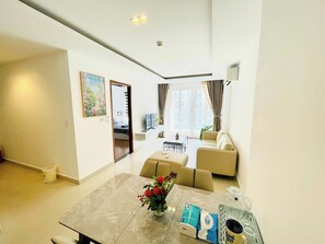 Familienapartment, 2 Schlafzimmer, Balkon, Poolblick | Wohnbereich | 50-Zoll-LED-Fernseher mit Digitalempfang