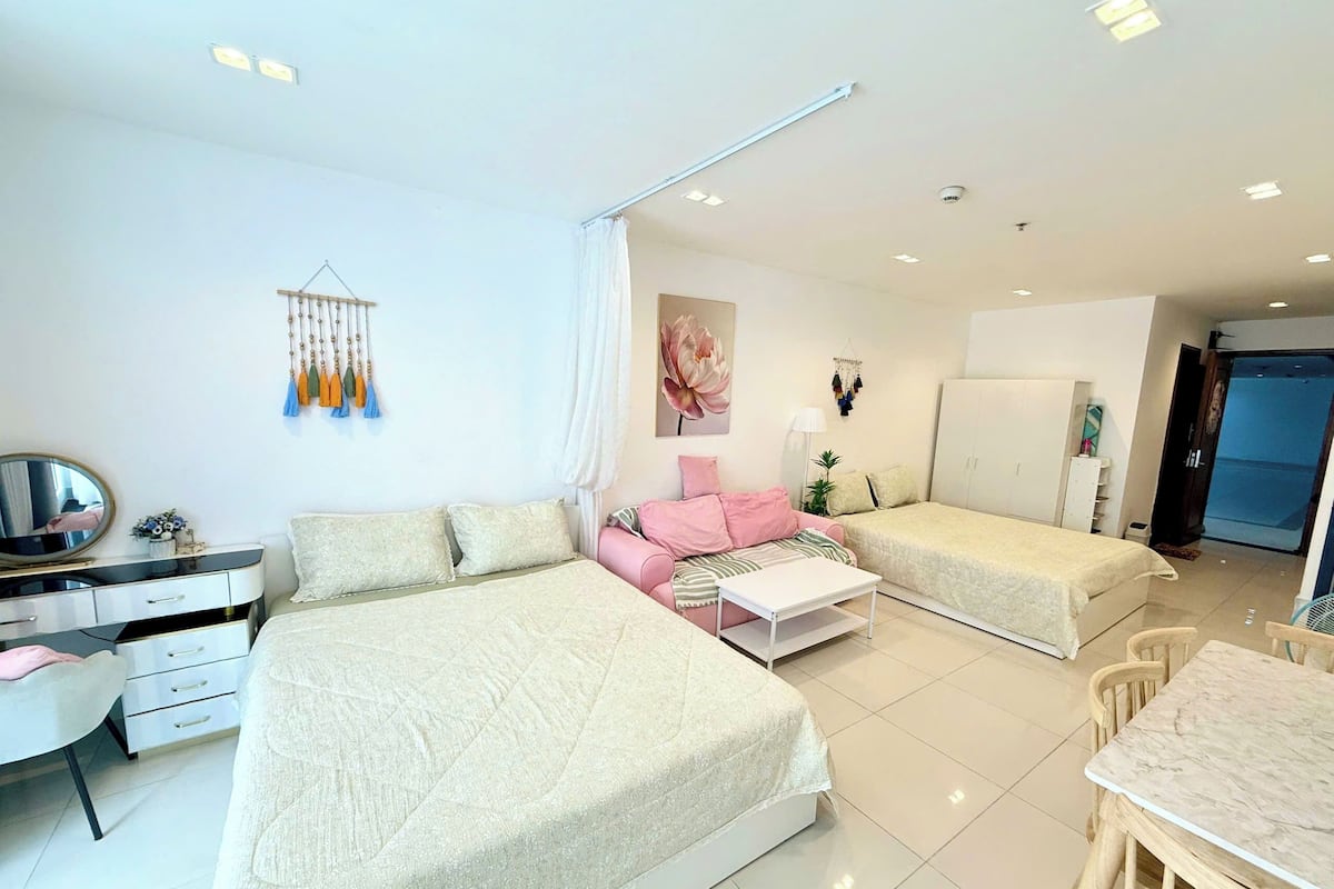 Apartamento executivo, várias camas, sacada, vista para a piscina | Frigobar (abastecido com itens grátis), individualmente mobiliados