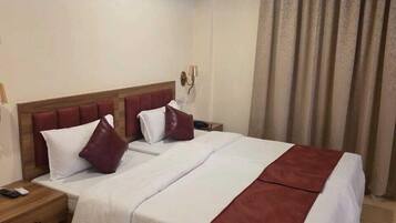 Deluxe Room, City View | Desk, laptop workspace, free WiFi