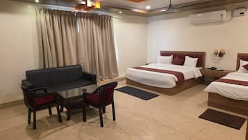 Suite | Desk, laptop workspace, free WiFi