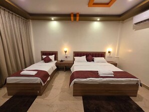 Suite | Desk, laptop workspace, free WiFi