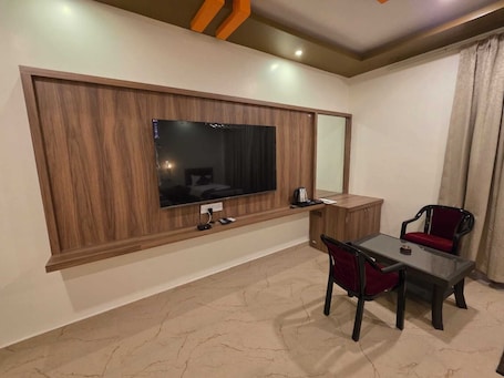 Deluxe Room, City View | Desk, laptop workspace, free WiFi