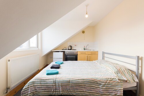Pebbles Guest House - Flat 7