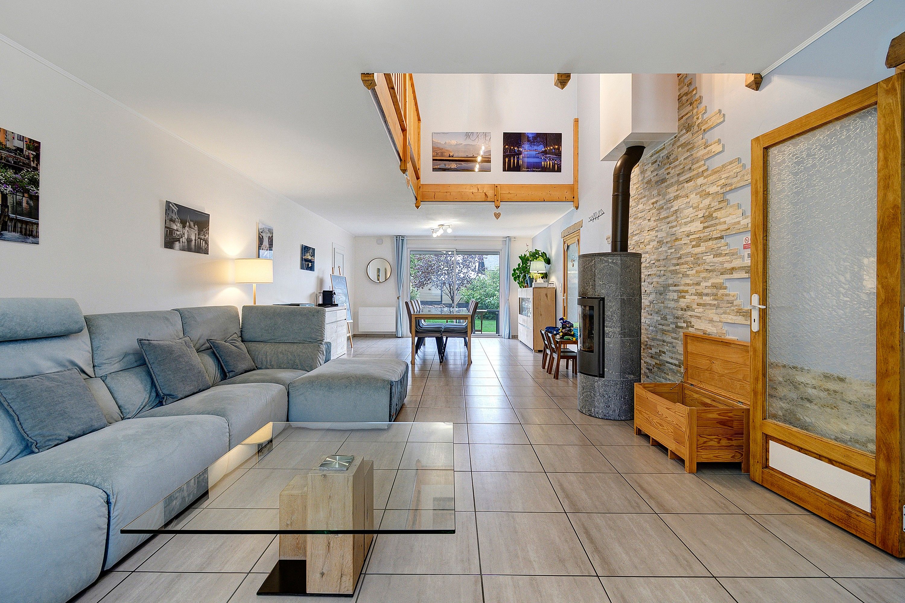 Un salon moderne avec un canapé, une table basse et une cheminée.