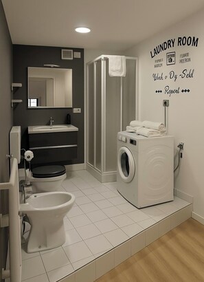 Haartrockner, Handtücher, Seife, Toilettenpapier