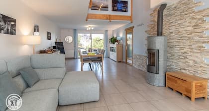 Guest Room "Room 2 - Seychelles" with Shared Terrace, Garden, and Wi-Fi