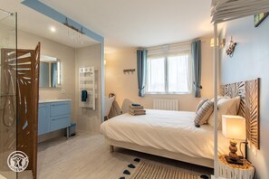 WiFi, bed sheets - Guest Room "Room 2 - Seychelles" with Shared Terrace, Garden, and Wi-Fi (Annecy)