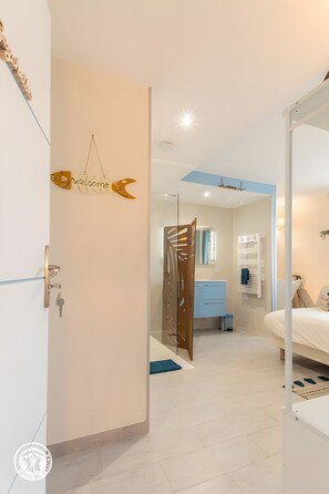 WiFi, bed sheets - Guest Room "Room 2 - Seychelles" with Shared Terrace, Garden, and Wi-Fi (Annecy)