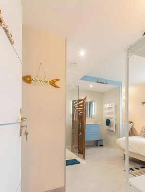 WiFi, bed sheets - Guest Room "Room 2 - Seychelles" with Shared Terrace, Garden, and Wi-Fi (Annecy)