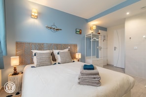 WiFi, bed sheets - Guest Room "Room 2 - Seychelles" with Shared Terrace, Garden, and Wi-Fi (Annecy)