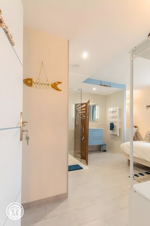 WiFi, bed sheets - Guest Room "Room 2 - Seychelles" with Shared Terrace, Garden, and Wi-Fi (Annecy)