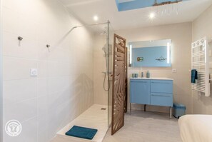 Shower, hair dryer, towels - Guest Room "Room 2 - Seychelles" with Shared Terrace, Garden, and Wi-Fi (Annecy)
