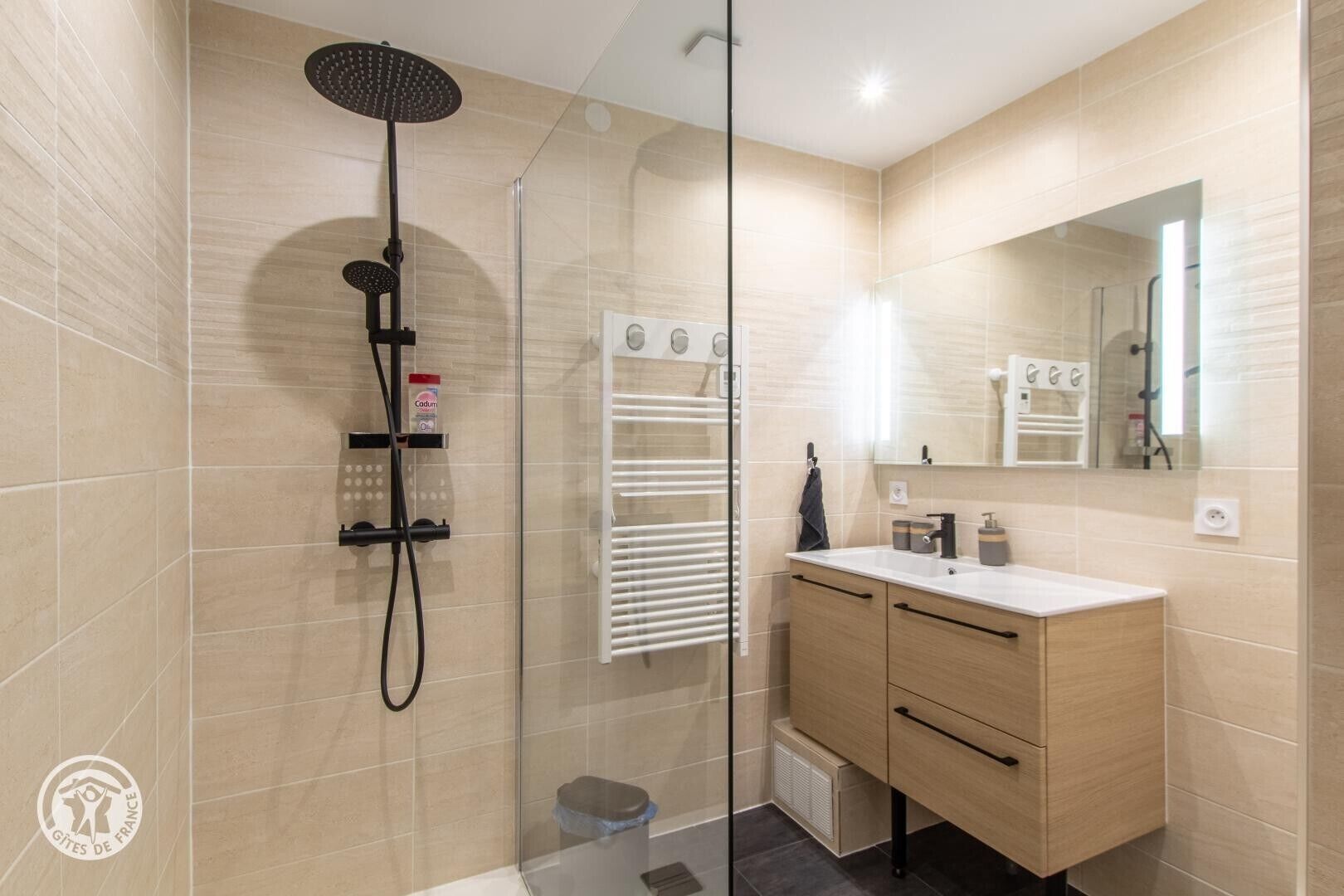 Een douche, een haardroger, handdoeken