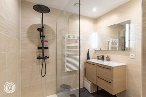 Dusche, Haartrockner, Handtücher