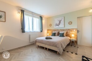 WiFi, bed sheets - Guest Room 'Room 1 - Africa' with Mountain View, Shared Terrace, and Wi-Fi (Annecy)