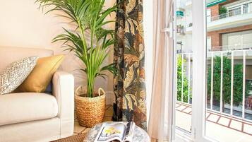 Apartment (5 Bedrooms) | Living room