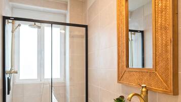 Apartamento (5 Bedrooms) | Banheiro | Chuveiro, produtos de toalete grátis, secador de cabelo