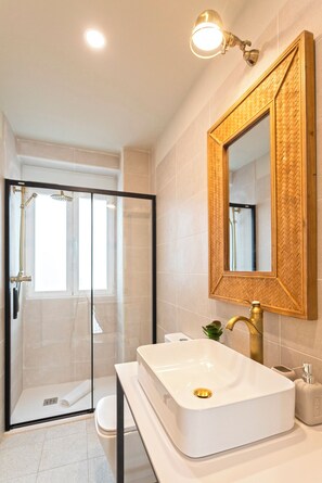 Apartament (5 Bedrooms) | Bany | Dutxa, articles de tocador gratuïts, assecador de cabells i tovalloles 