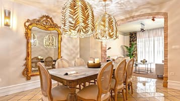 Apartment (5 Bedrooms) | In-room dining