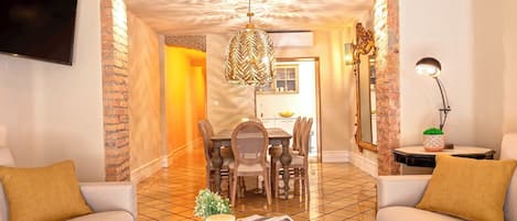 Apartment (5 Bedrooms) | Living room