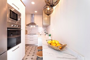 Apartment (5 Bedrooms) | Private kitchen | Fridge, microwave, oven, stovetop - Wonderful 5-bedroom Apart in Granada. Recogidas II (Granada)