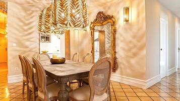 Apartment (5 Bedrooms) | Living room