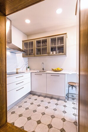 Apartamento (5 Bedrooms) | Cozinha privada | Geladeira, micro-ondas, fogão, cooktop