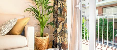 Apartment (5 Bedrooms) | Living room