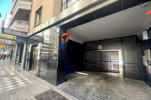 Parking - Wonderful 5-bedroom Apart in Granada. Recogidas II (Granada)