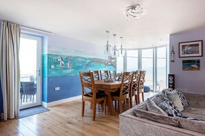 TV - Stunning 5 En Suite Bedrooms Home with Sea Views (Ceredigion)