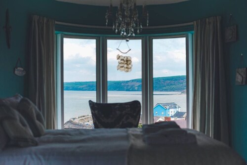 Stunning 5 En Suite Bedrooms Home with Sea Views