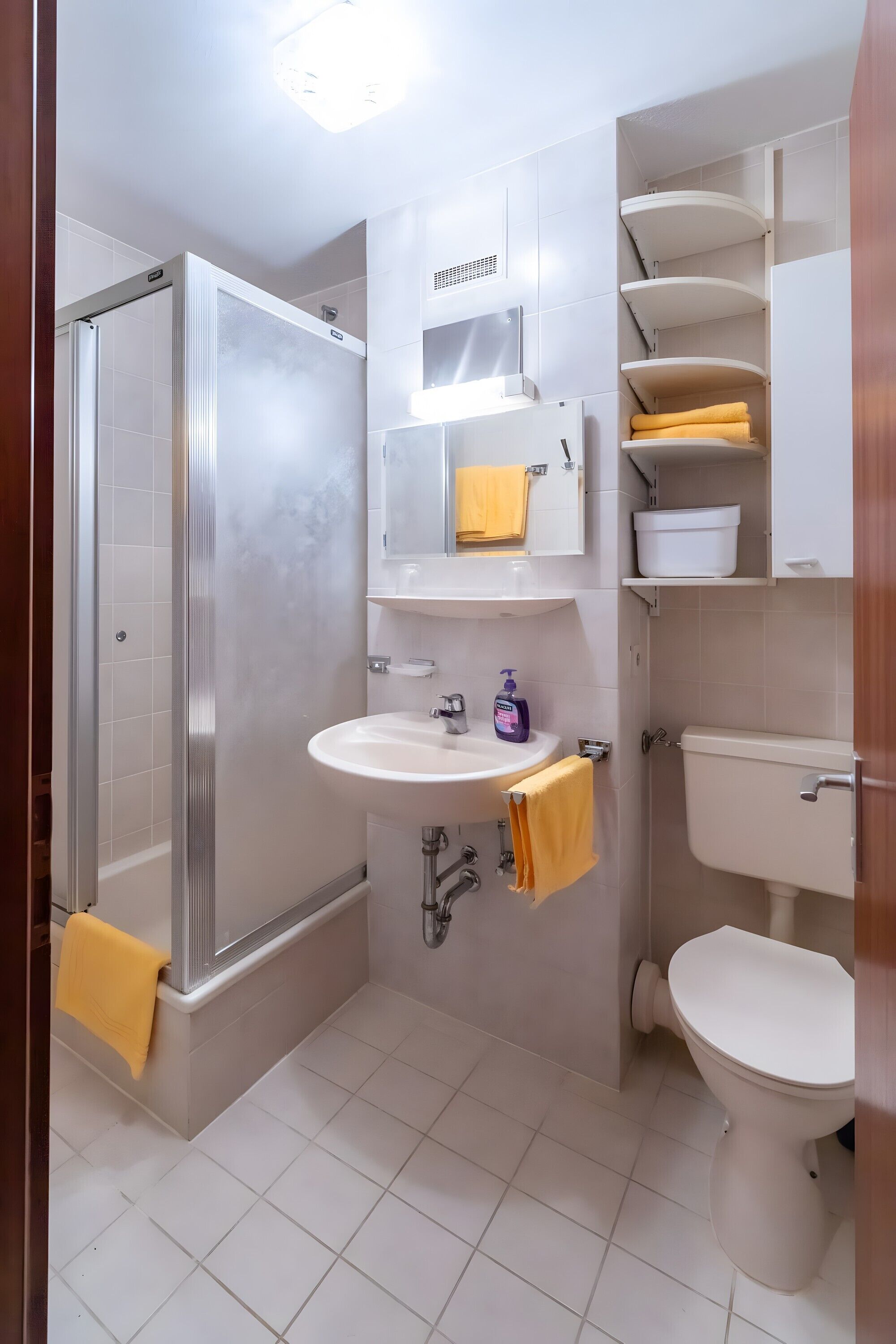 Een douche, een haardroger, handdoeken