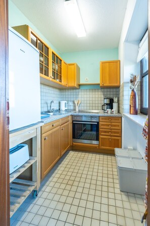 Réfrigérateur, un four, surface de cuisson, cafetière-théière