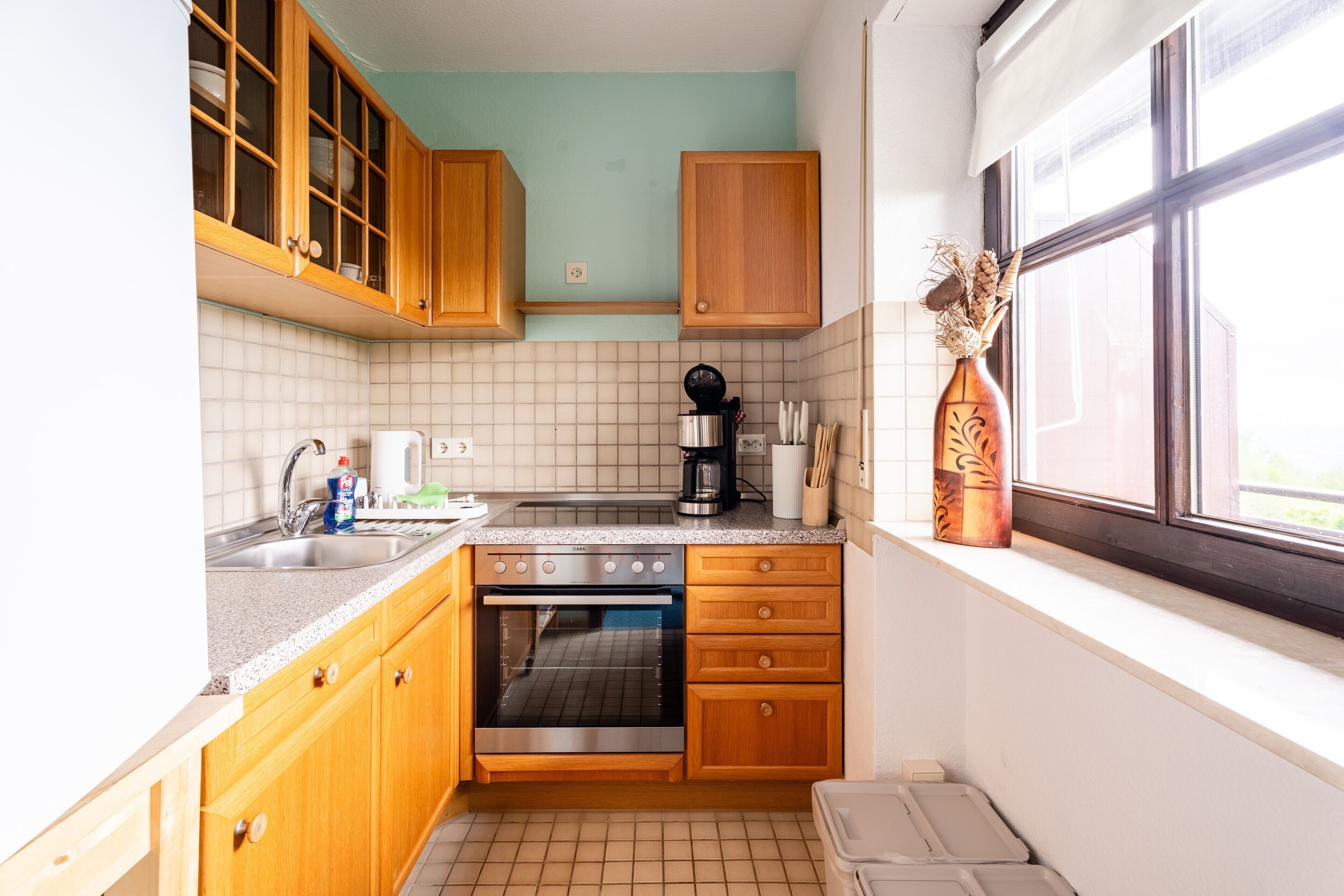 Fridge, oven, stovetop, coffee/tea maker