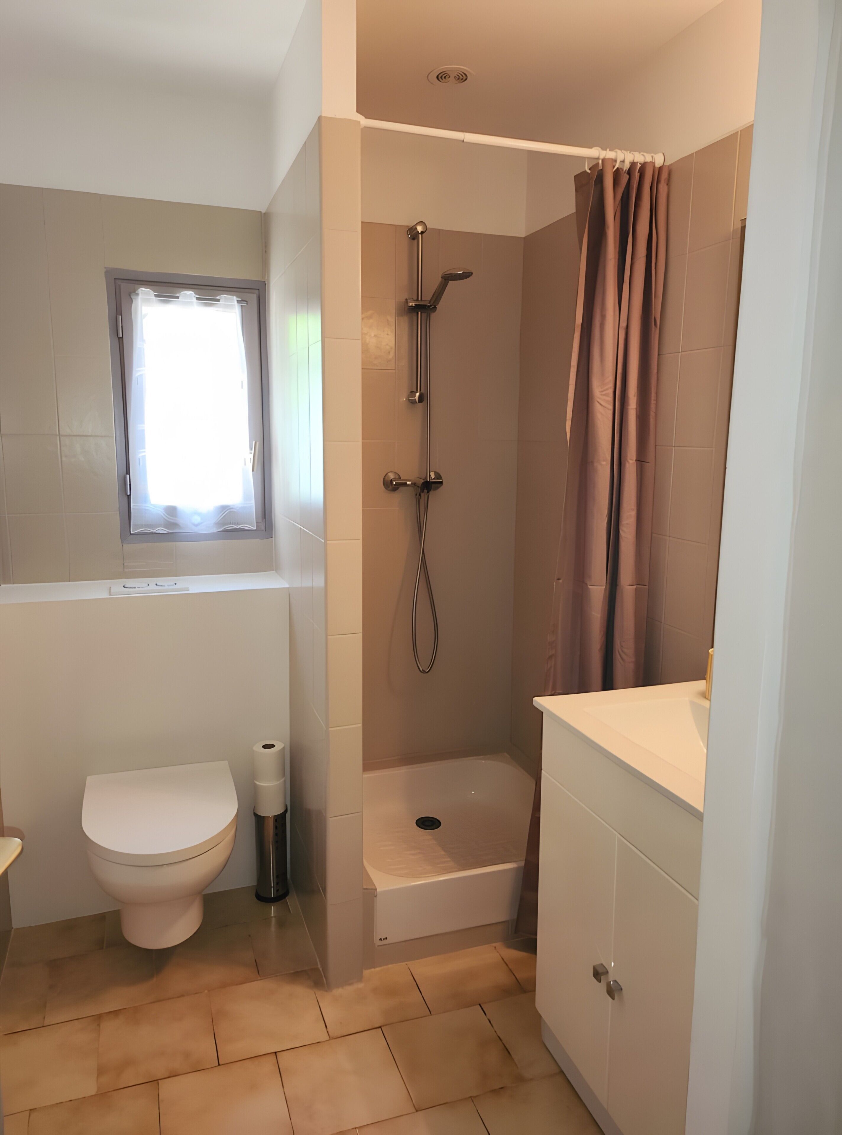 Douche, sèche-cheveux, serviettes fournies