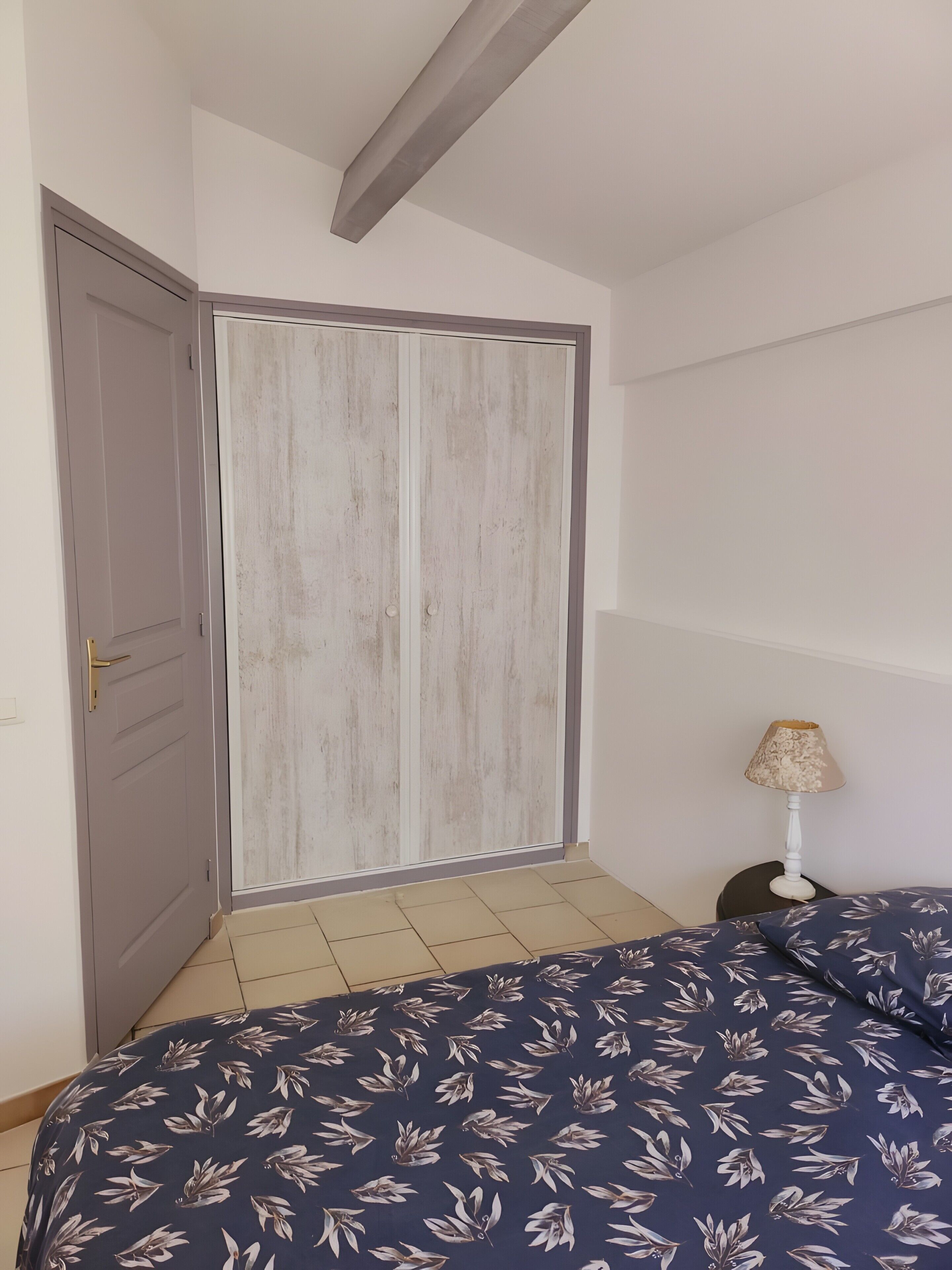 Tabla de planchar con plancha, wifi y ropa de cama 