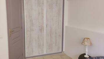 Tabla de planchar con plancha, wifi y ropa de cama