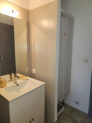 Douche, articles de toilette gratuits, sèche-cheveux