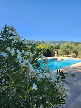 Pool. Gîte Le Roma with Shared Pool, Wi-Fi, and Air Conditioning in Oppède