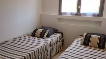 Een strijkplank/strijkijzer, wifi, beddengoed