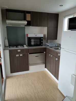 Fridge, microwave, oven, stovetop - Mobile Home “Camping Les Dunes” with Private Terrace, Shared Garden & Air Conditioning (Agde)