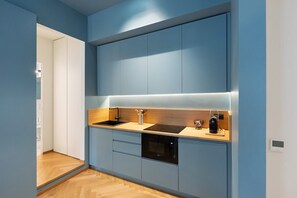 Fridge, oven, stovetop, coffee/tea maker - Deluxe Apartment with Balcony, Wi-Fi and Air Conditioning (Napoli)