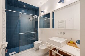 Shower, hair dryer, towels - Deluxe Apartment with Balcony, Wi-Fi and Air Conditioning (Napoli)