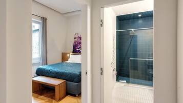 Tabla de planchar con plancha, wifi y ropa de cama