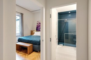 Tabla de planchar con plancha, wifi y ropa de cama 