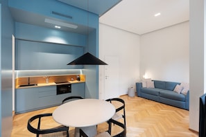 Interior - Deluxe Apartment with Balcony, Wi-Fi and Air Conditioning (Napoli)